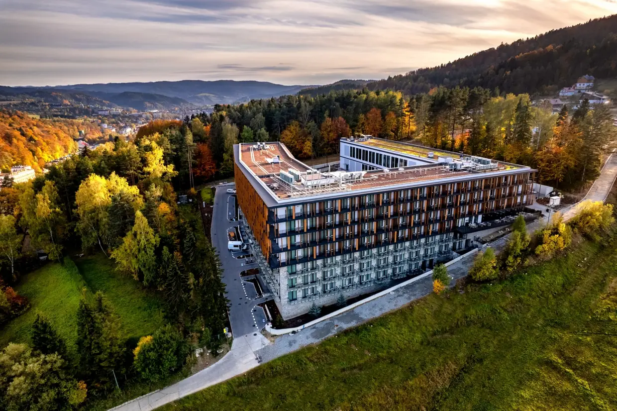 Hotel Belmonte jesienią, widok z góry