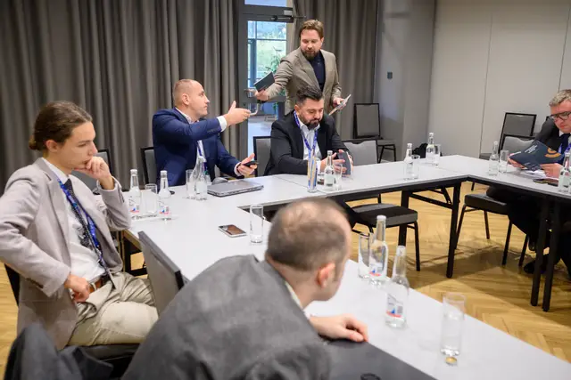 Uczestnicy Krynica Forum rozmawiają przy wspólnym stole