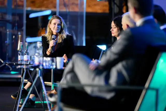 Uczestniczka panelu Krynica Forum zabiera głos w dyskusji