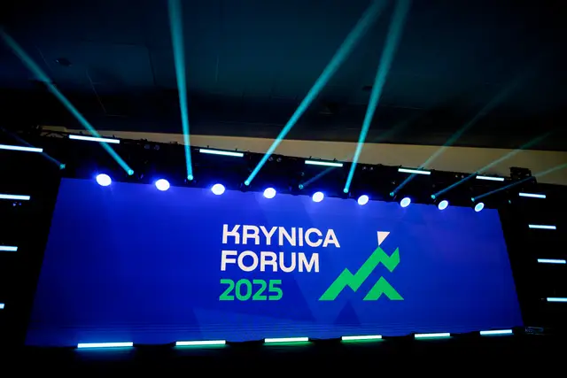 Scena Krynica Forum oświetlona niebieskimi wiązkami światła