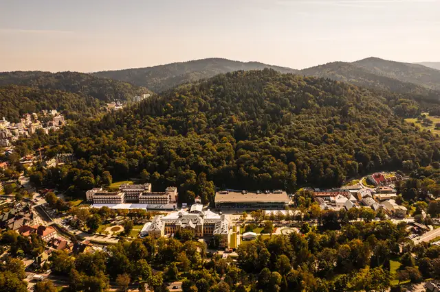 Panorama Krynicy-Zdroju wśród zalesionych wzgórz